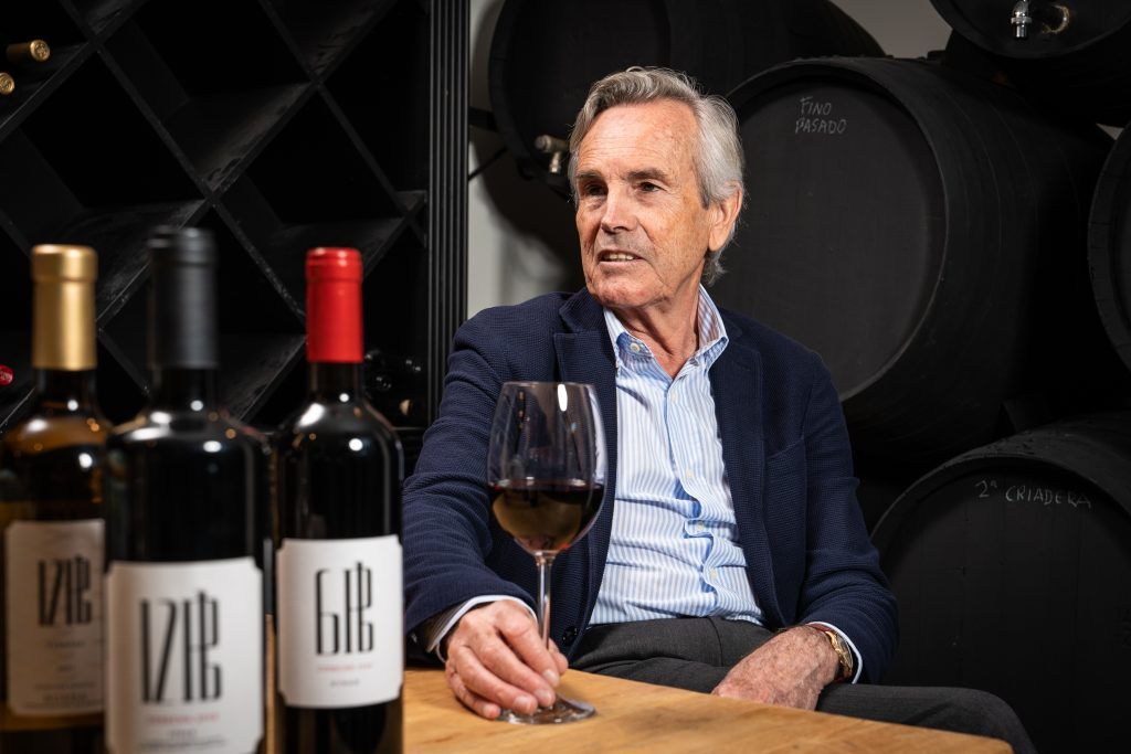 En el año 2013, D. Eugenio Sánchez Ramade, apasionado del mundo del vino y con una rica trayectoria en la industria, decidió embarcarse en un proyecto que materializaría su visión y amor por el vino. Este sueño se convertiría en la Bodega 12PB, donde posteriormente ampliaría con una gama de productos gourmet cordobeses. En este artículo os contaremos todo sobre el vino tinto 12PB (desde su primera añada hasta hoy):